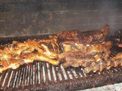 Mientras miraba el partido y disfrutaba de un asado, omano atragantado