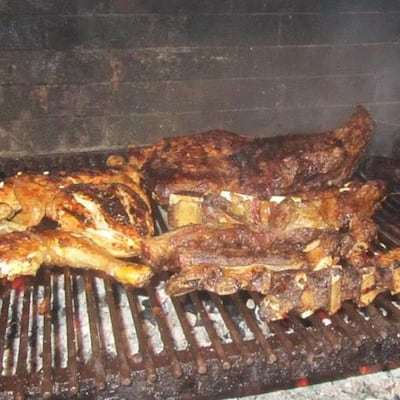 Mientras miraba el partido y disfrutaba de un asado, omano atragantado
