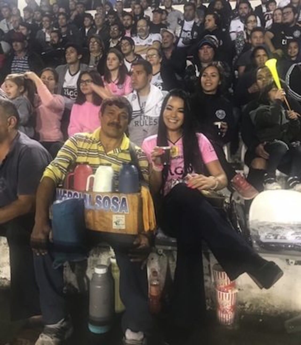 ALIENTO Y COCIDO. Mientras alentaba a su marido, Gloria también disfrutó de un cocido en las gradas.
