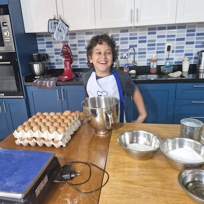 Con 13 añitos, ya tiene su propia pastelería y sueña con representar a Paraguay en un mundial