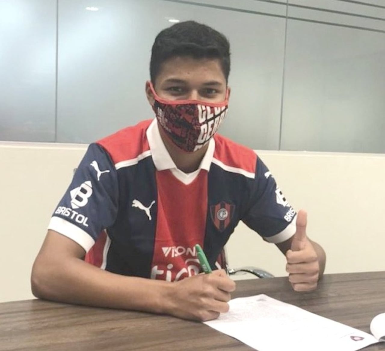 Alan Núñez estampó su firma en su primer contrato como profesional.