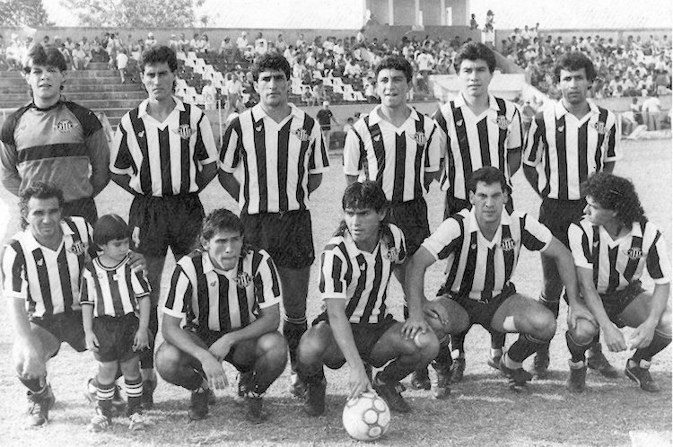Mosqueira jugó en el Guma hasta el año 1992, para luego de un tiempito colgar los botines.