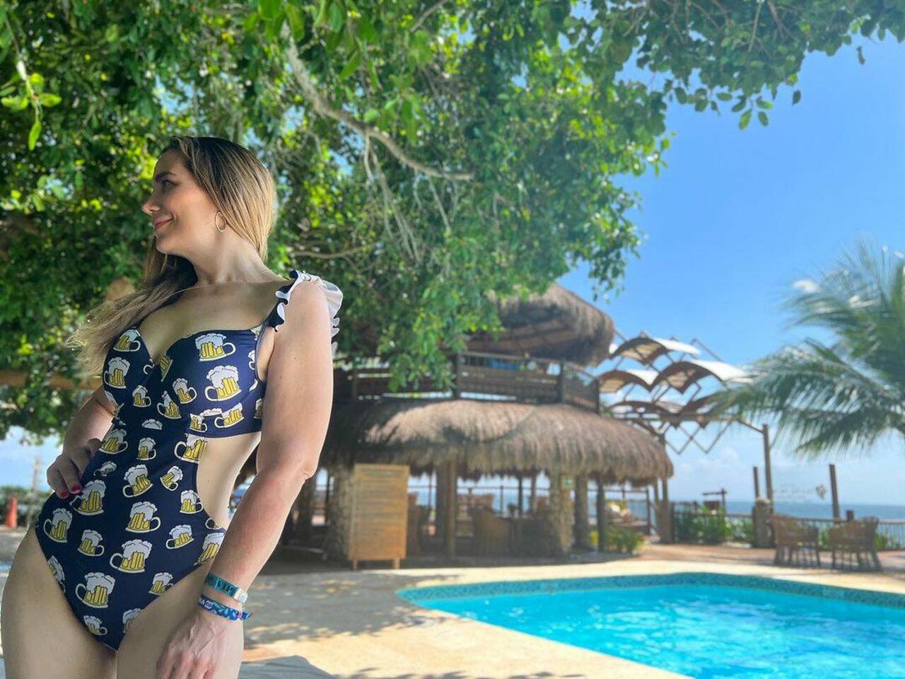 Clara, feliz junto a la pile de su hotel, donde tomó unas ceecitas.