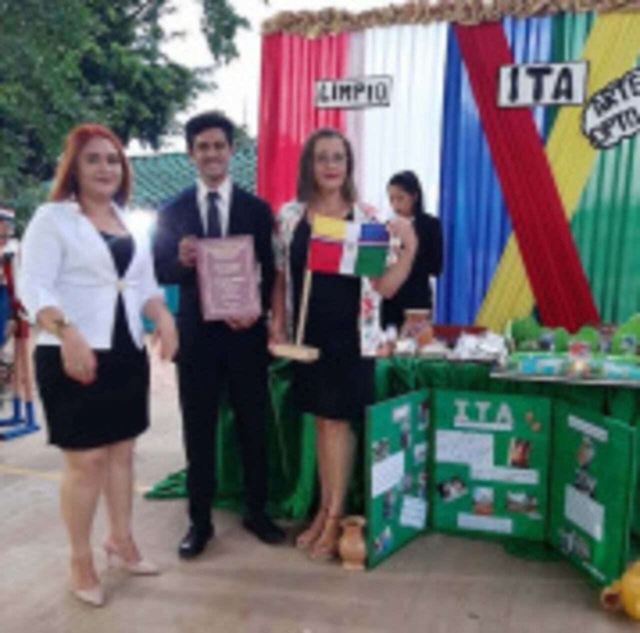 Doña Ana presentando un proyecto en su colegio con sus compañeros.