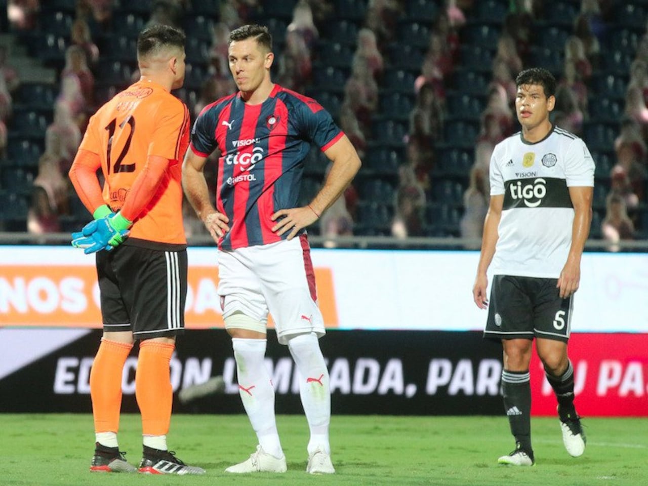 Churín ya falló y Alfredo Aguilar sale a provocarlo.