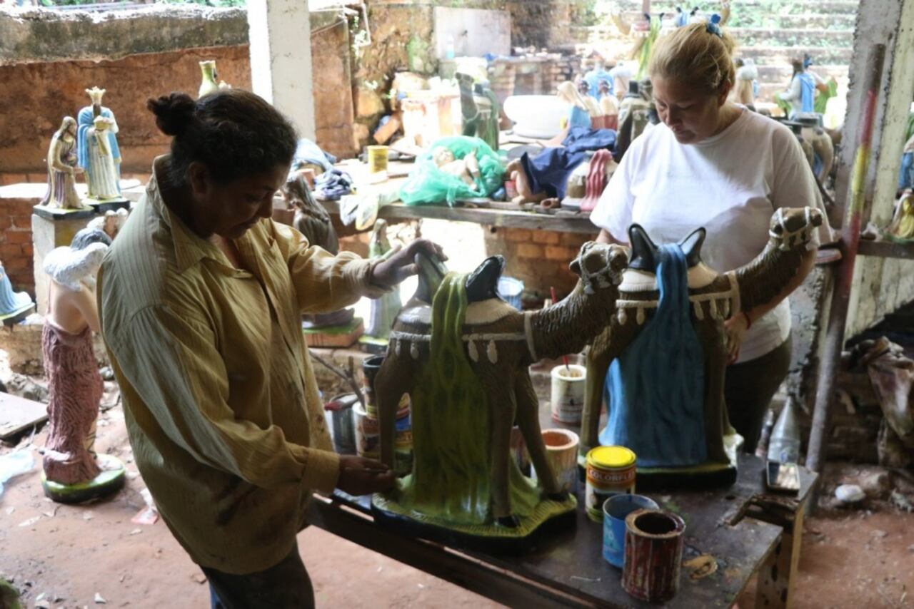 Péicha a full pintan hikuái el pesebre re-fifi.