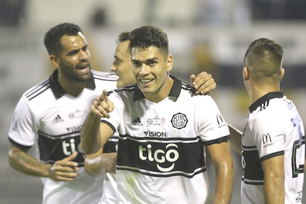 Brian Montenegro abrió el camino victorioso con un impecable cabezazo.