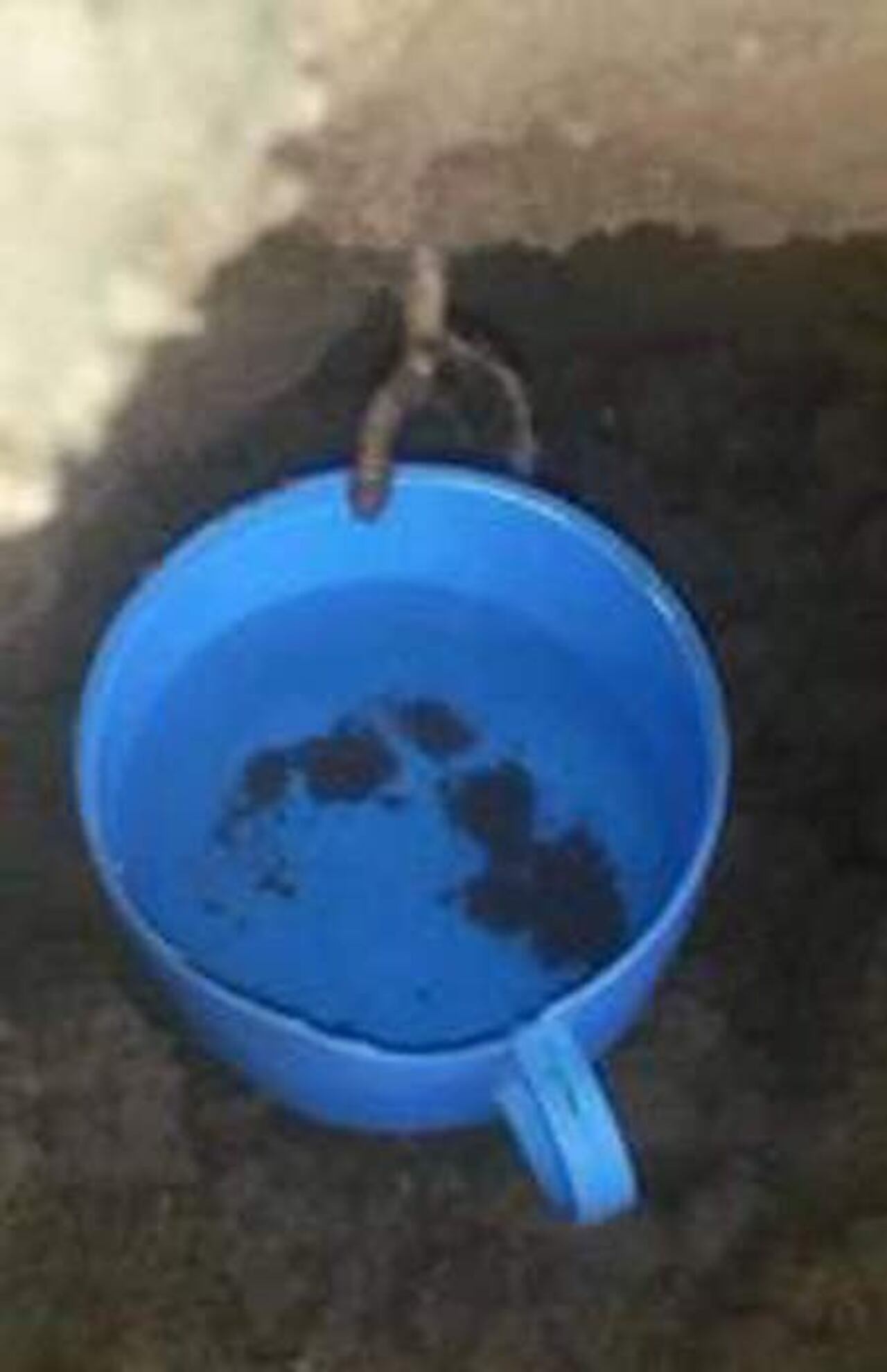 Las gotas de agua se caen sin parar en el balde ra’e.