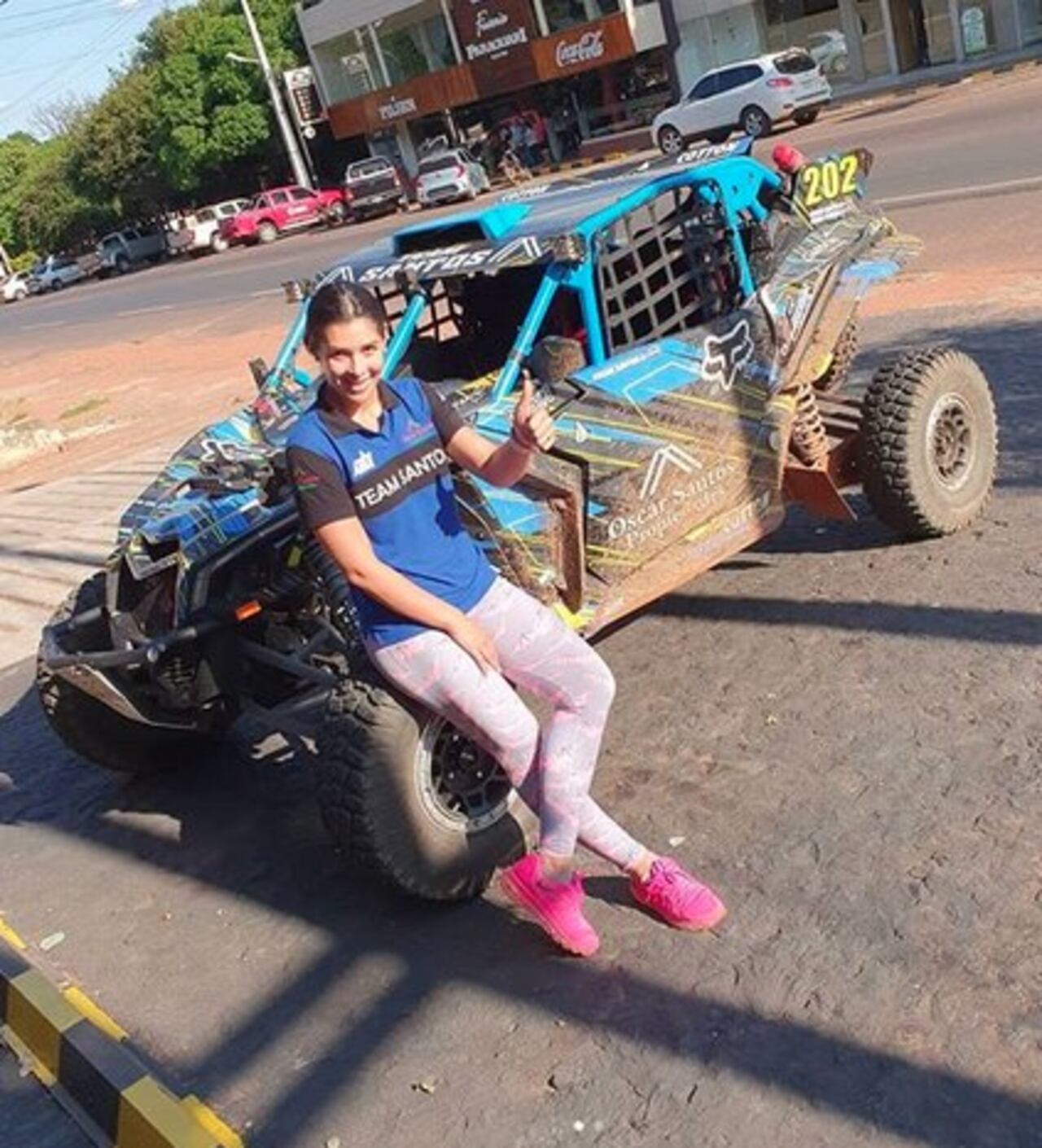 La modelo hasta posó al lado de su coche de carreras frente a la dependencia policial.