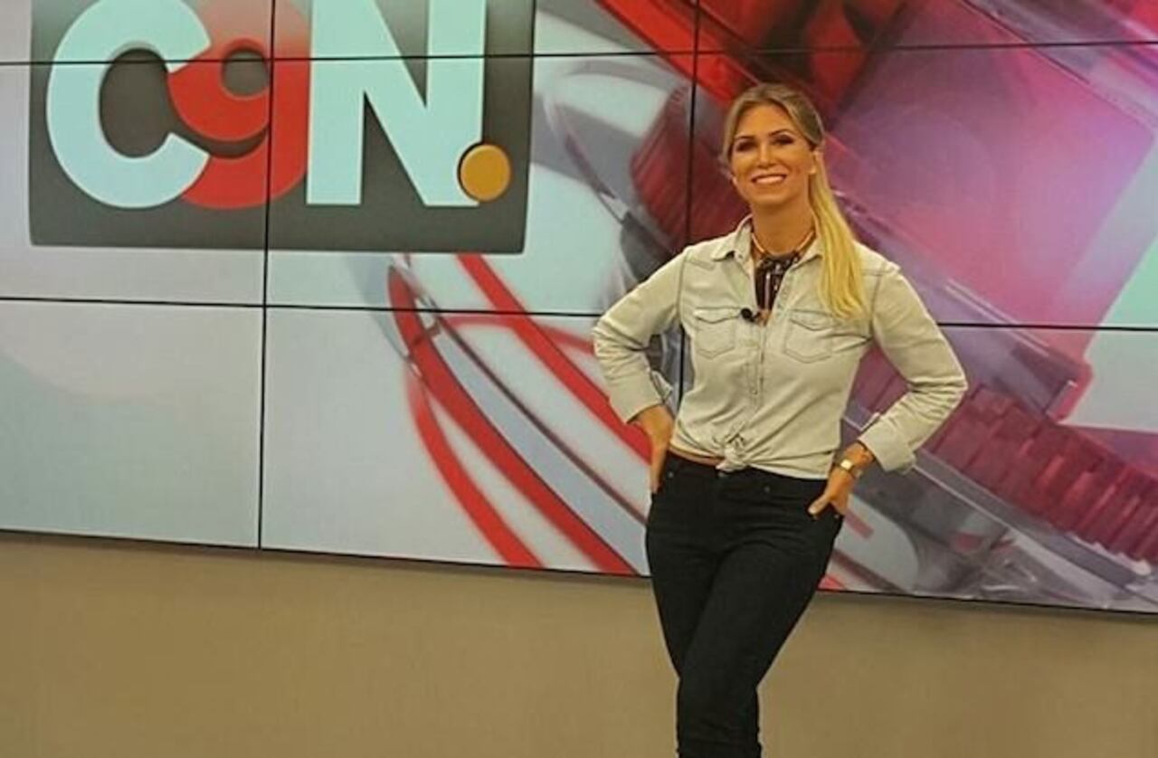 LOOK. No solo es minifalda. Jennifer también tiene otros looks para el noticiero.