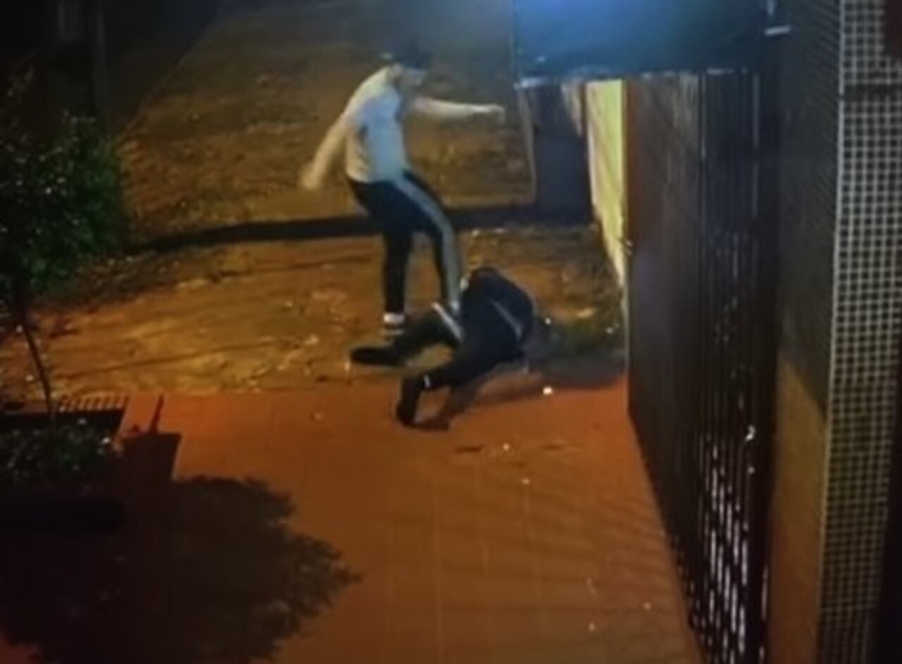 Golpes de puño y patadas recibió la víctima, mientras estaba en el suelo.