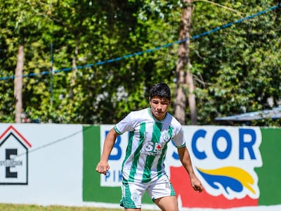Sacrificio de crack; juega y vende helados en la cancha