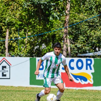 Sacrificio de crack; juega y vende helados en la cancha