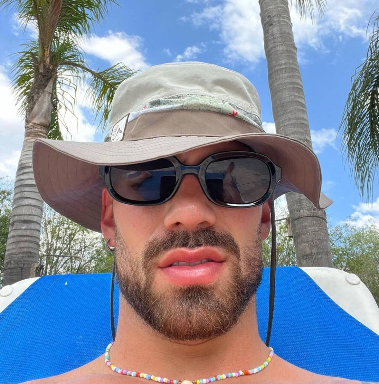 El nadador en versión Bad Bunny. (FOTO: @renatoprono)