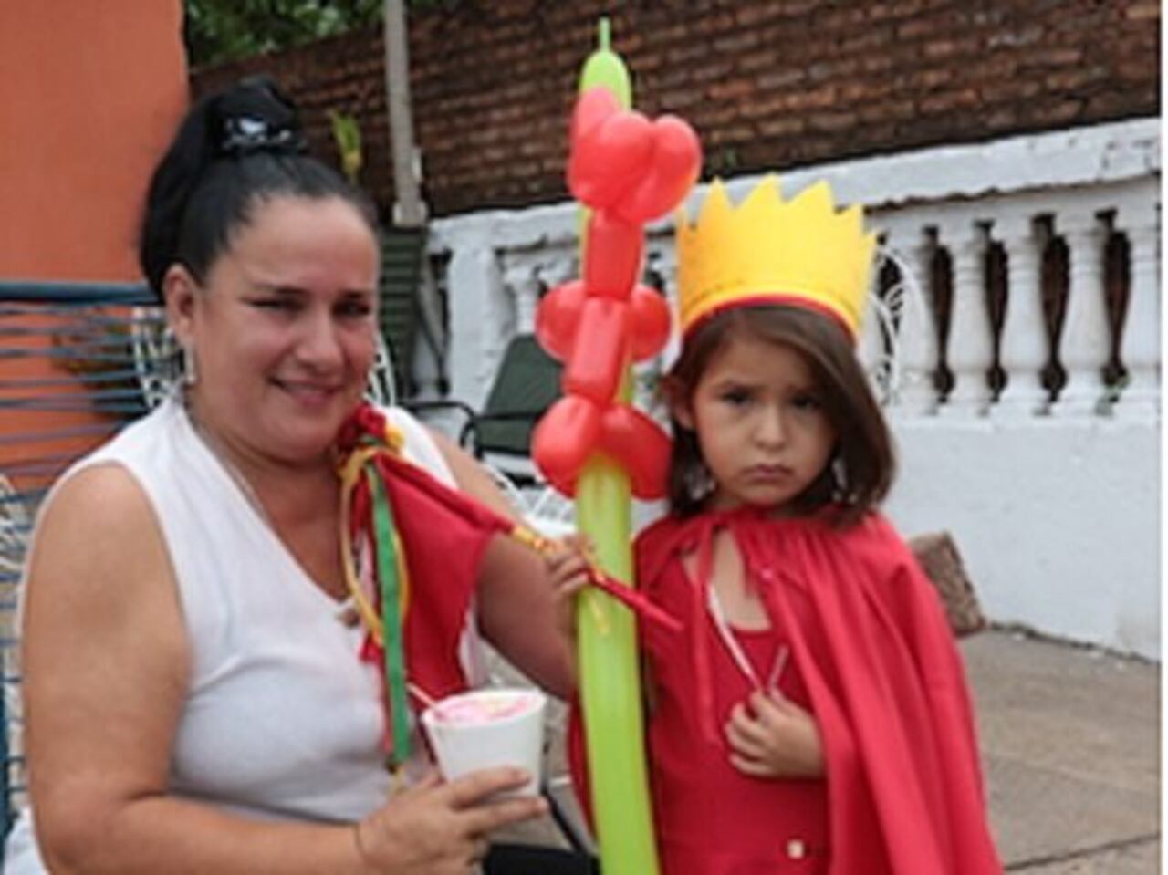 CREYENTE. Milagros con su mamá, quien también sintió la bendición de su santo patrono.