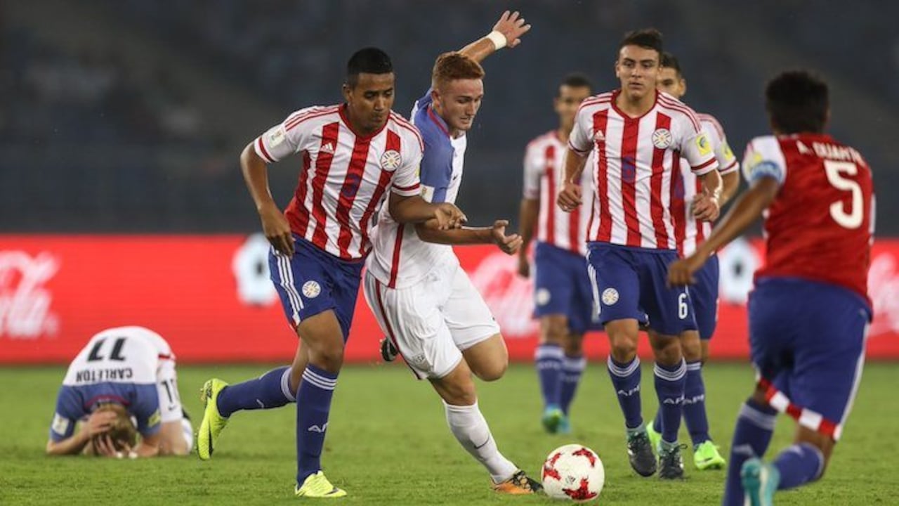 ESTA IMAGEN LO DICE TODO. Varios futbolistas paraguayos rodean al de la selección de Norteamérica y aún así no lograron apoderarse del balón.