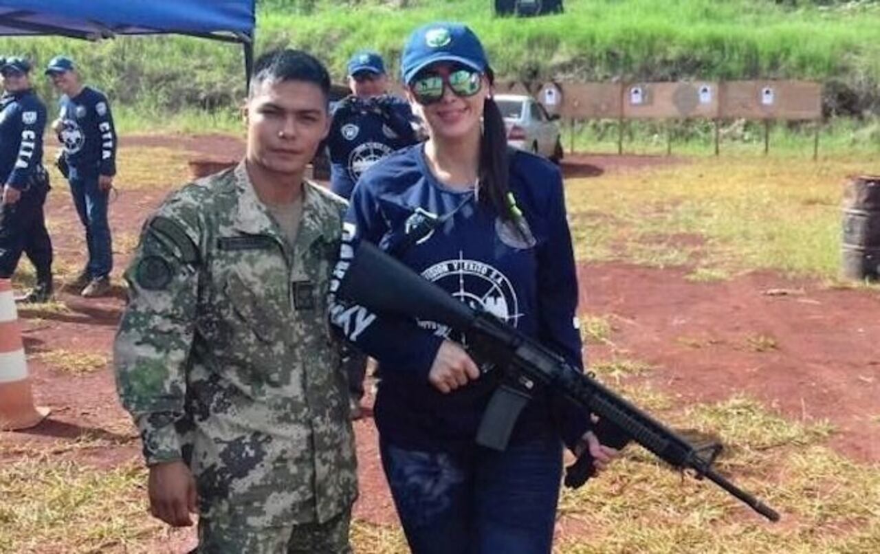 BLANCA Y DE FUEGO. Aunque dice que su especialidad son las armas blancas, ella igual la tiene clara con las de fuego.