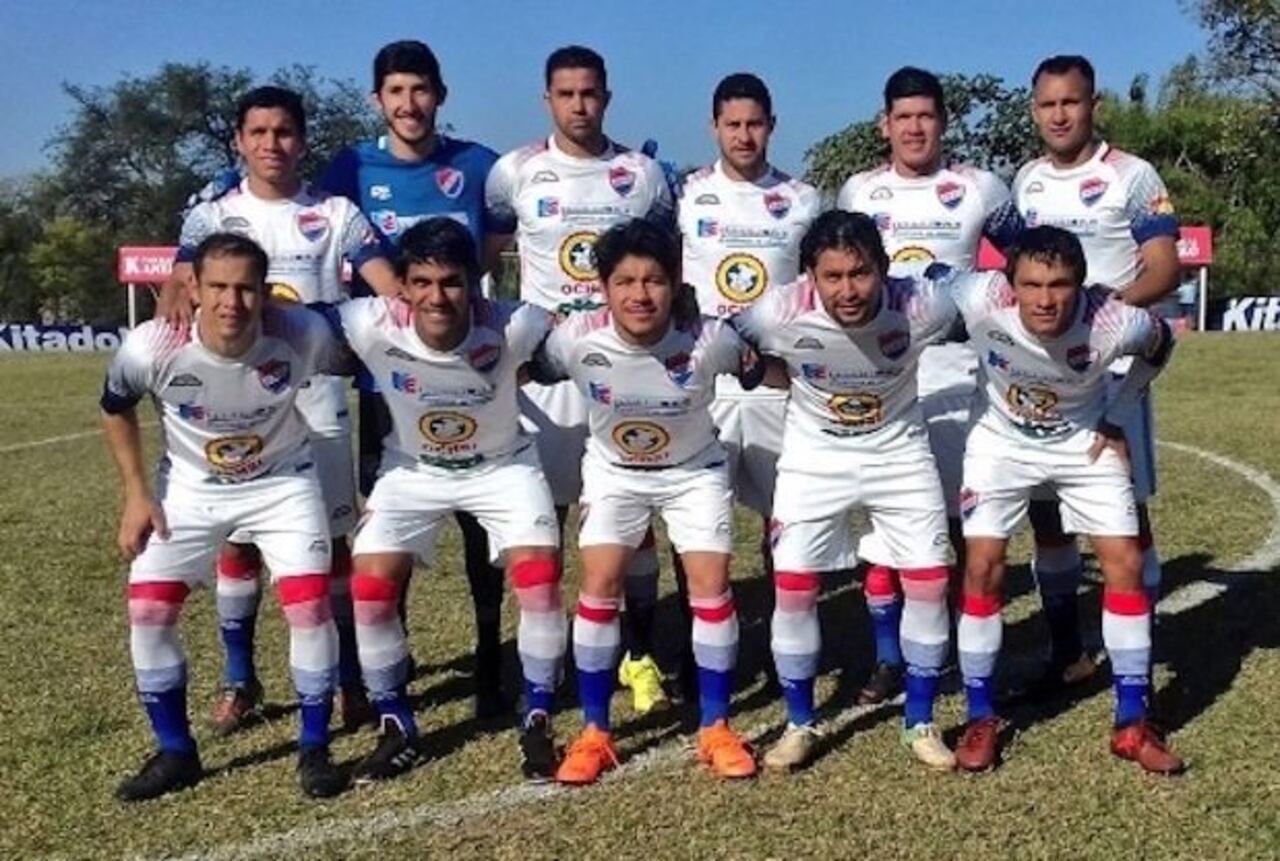 TUMBÓ AL LÍDER. Equipo del Sportivo Iteño que derrotó a River Plate.