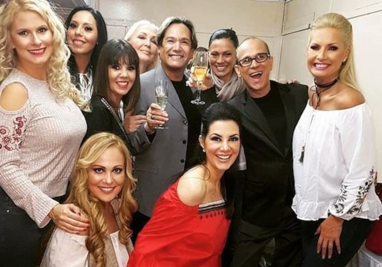 STAFF. Las exmodelos junto al profe de pasarelas Jorge Vega y el diseñador Leonardo.