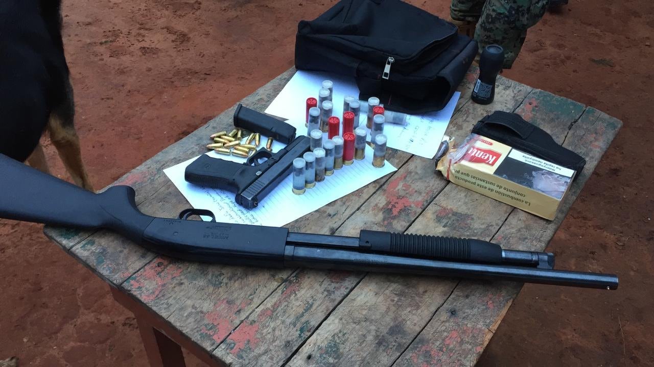 Néstor Acosta (50), alias Karapéto estaba armado hasta los dientes en el monte.