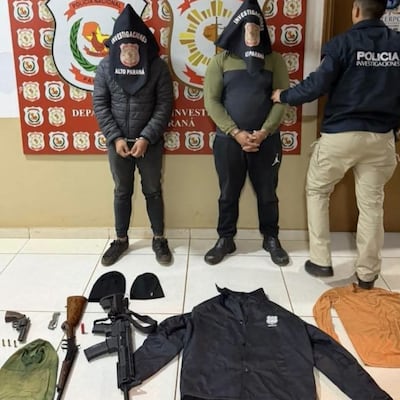 Con pasamontañas y un arsenal, caen dos jóvenes tras persecución