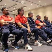 Con tranquilidad, Holan afina el once del debut