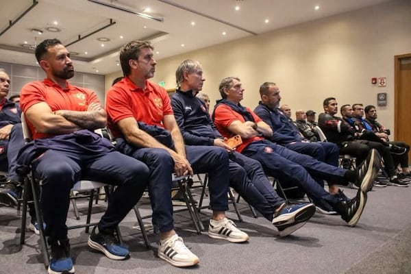 Con tranquilidad, Holan afina el once del debut