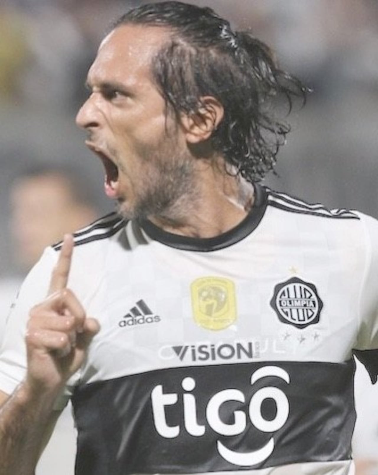Roque Santa Cruz cuenta sus anécdotas a sus compañeros del Olimpia.