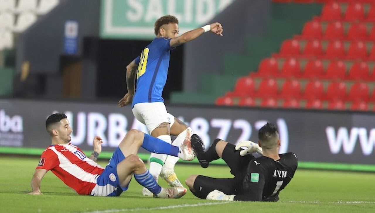 Neymar ya definió ante Silva para el primer tanto de Brasil. Villasanti no llegó.
