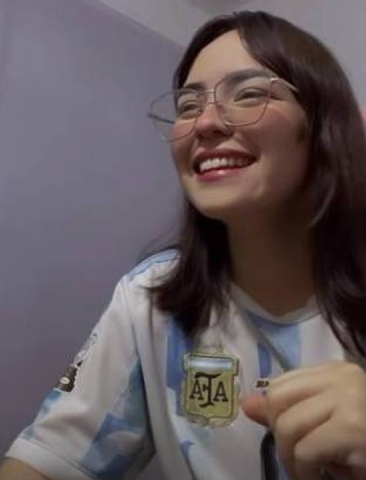 La youtuber hasta derramó lágrimas de felicidad. (Captura de pantalla)