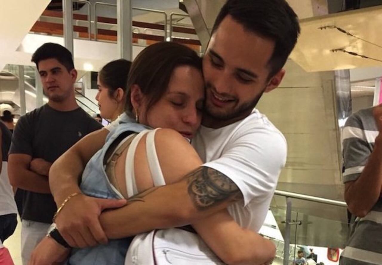 HASTA PRONTO. Josué abraza a su mamá, antes de su viaje.
