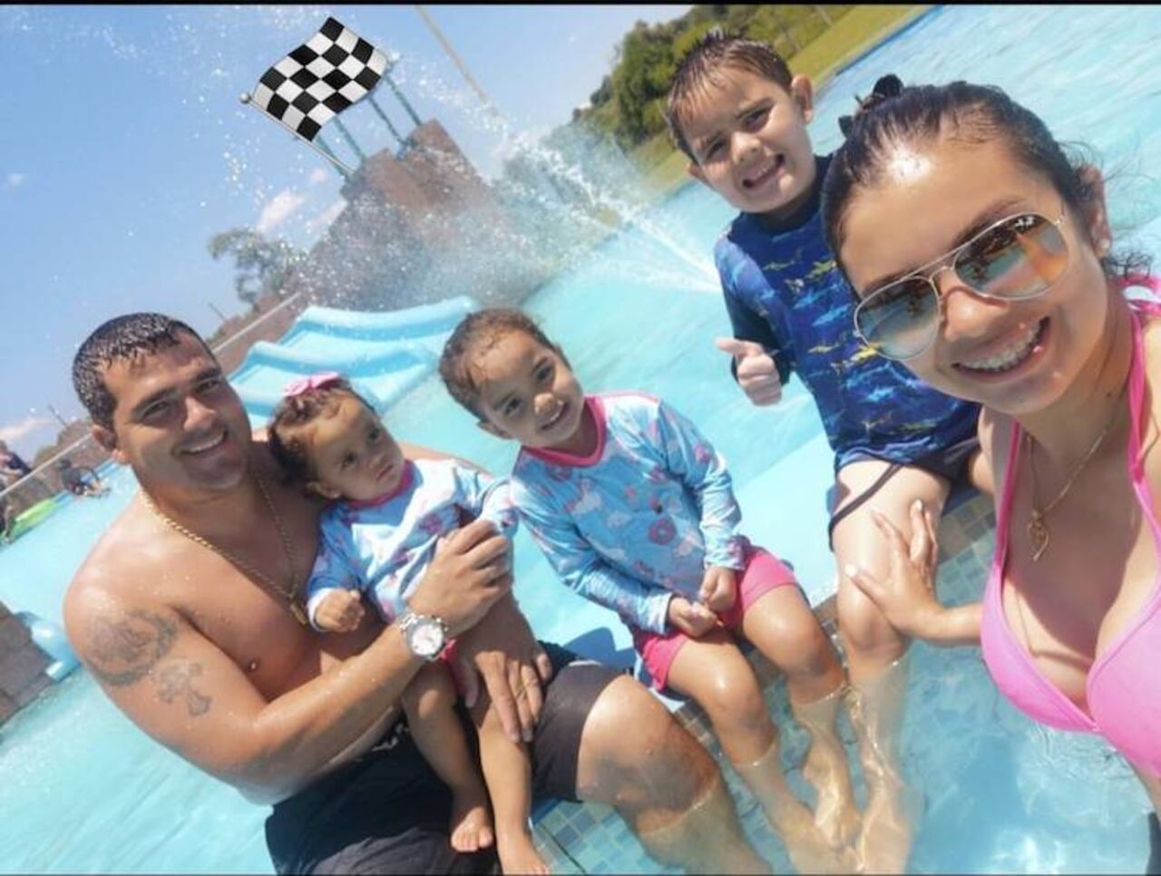 Aquí junto a su esposa Teresita Gamarra y sus hijos.