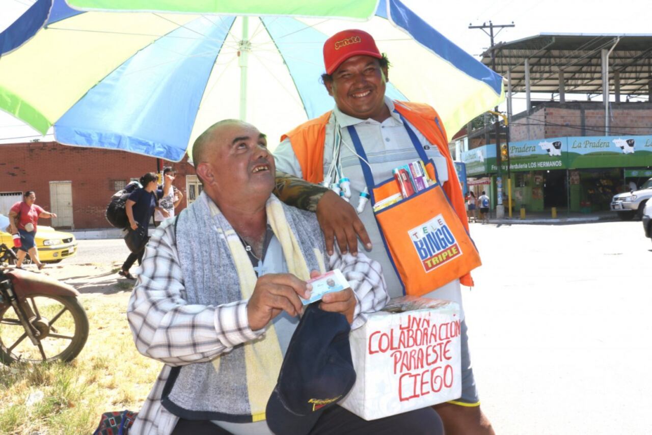 Don Aquino junto a su amigo Óscar.