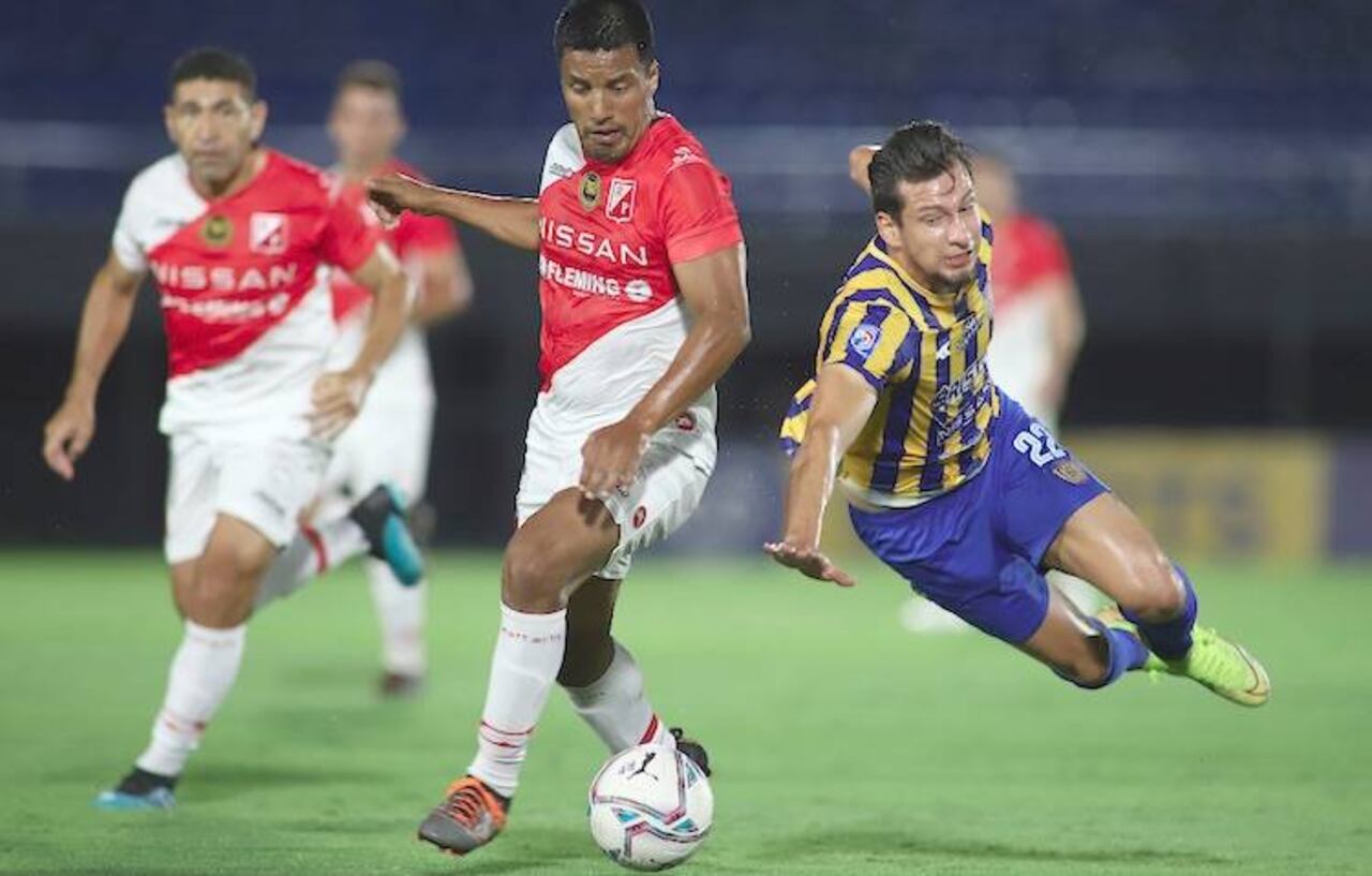 Enrique Borja (22) “aterriza” y pierde la pelota en una de las pocas jugadas donde fue protagonista.
