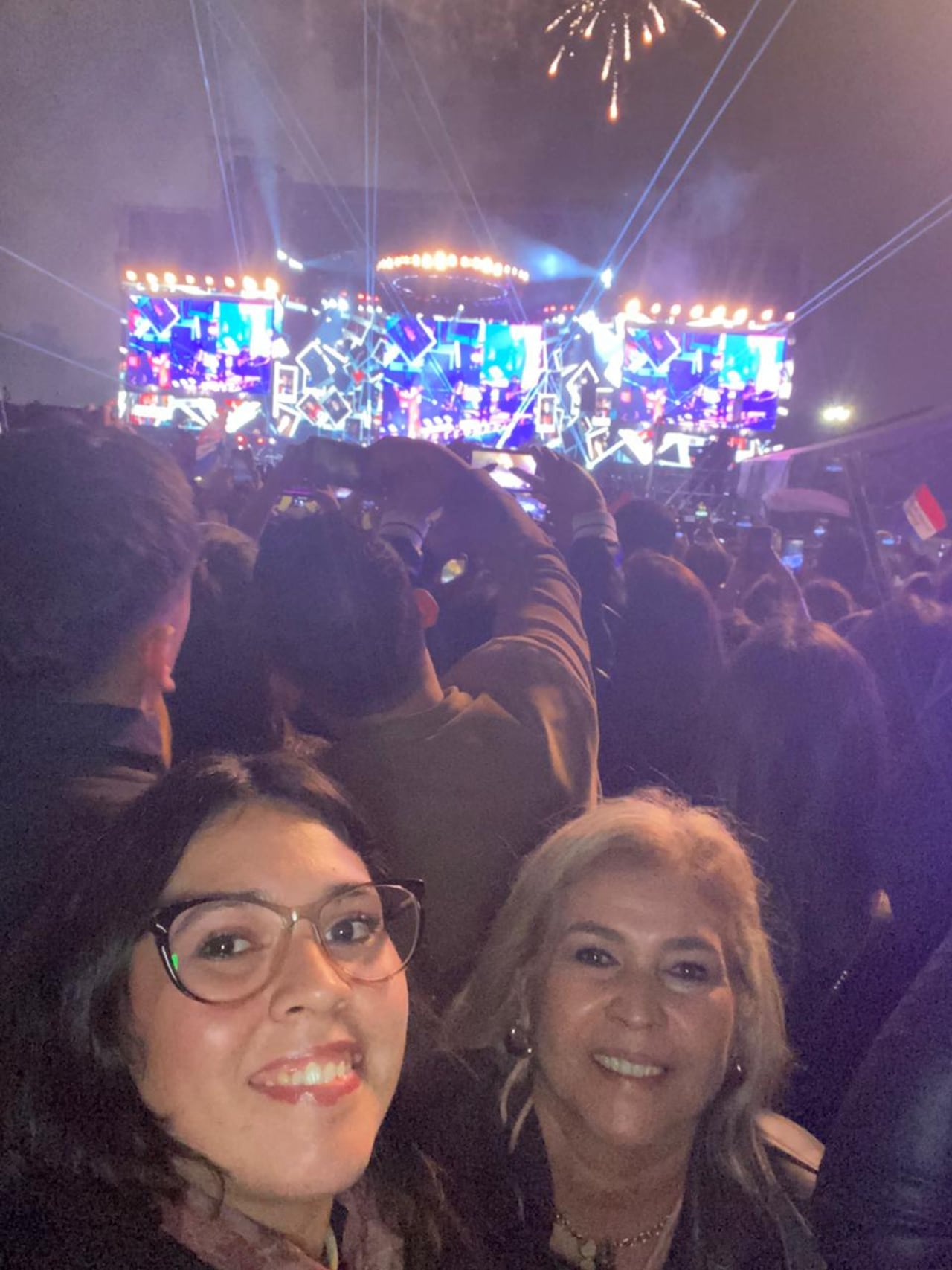 La periodista Blanca López y su hija cantaron con todo voi las canciones del guatelmateco.