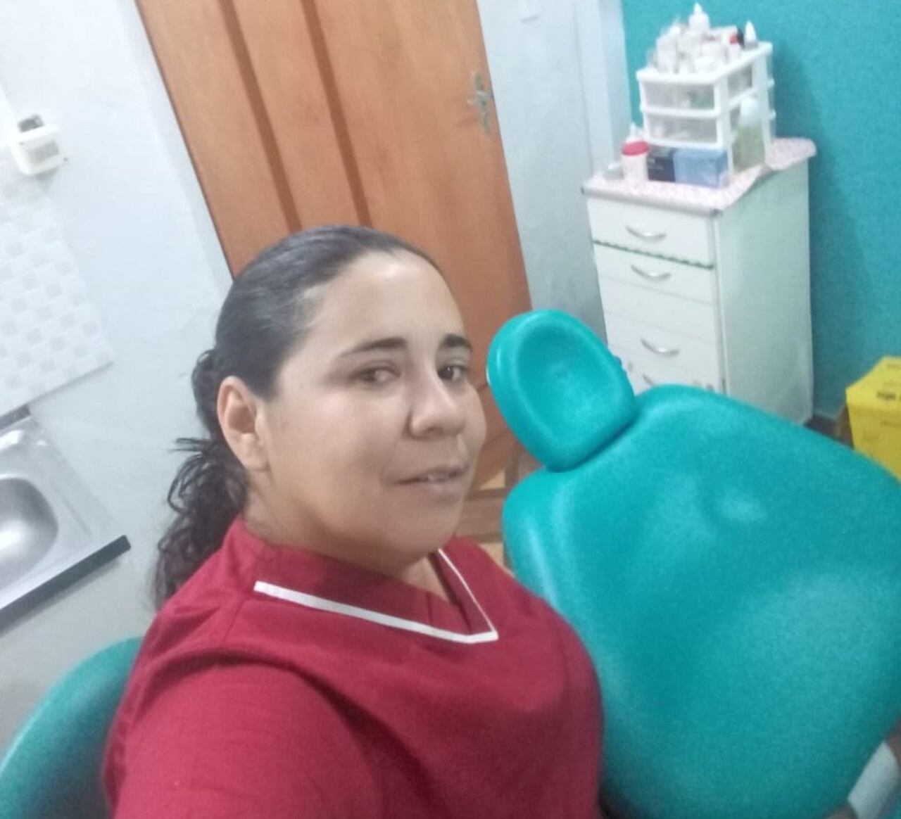 Con su uniforme de doctora en una de los consultorios donde atiende a sus pacientes en Caaguazú.