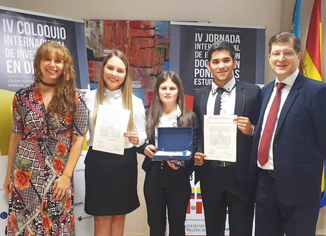 Junto a sus compañeros con quienes ganó el concurso.