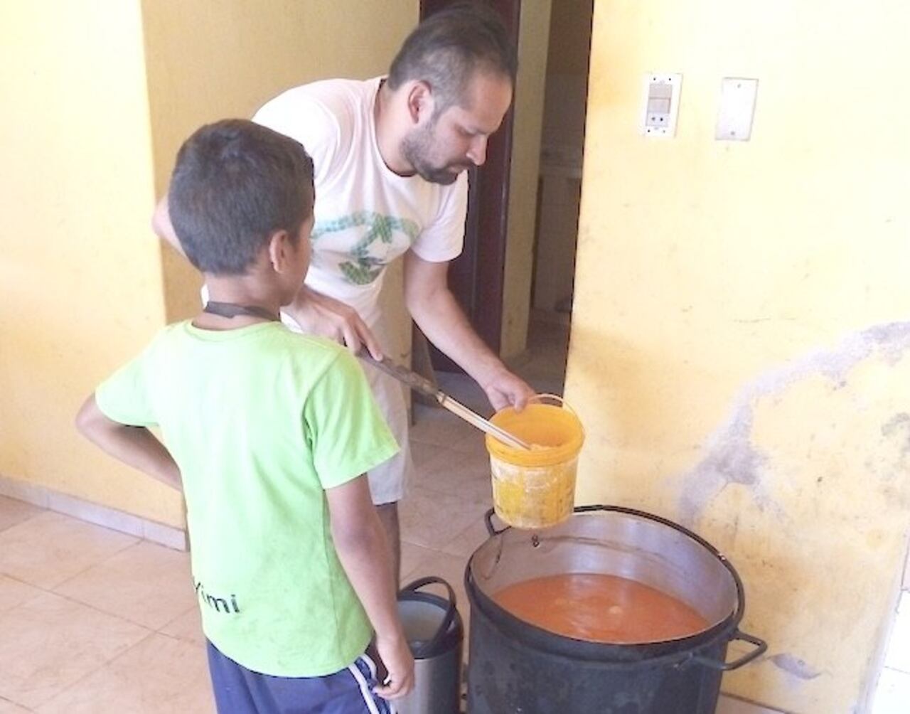 La gente recibiendo su plato de comida. GENTILEZA.
