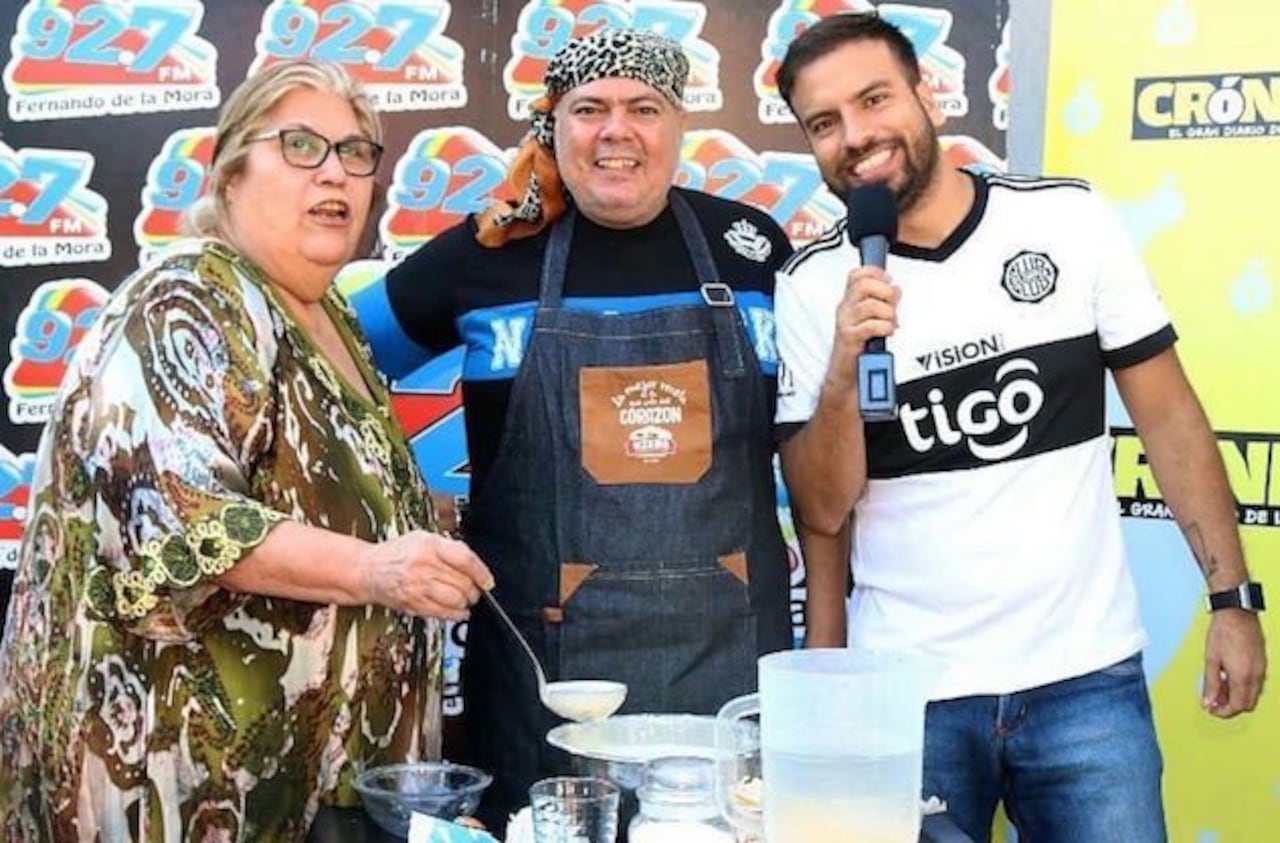BUEN PROVECHO. Hasta la directora de Radio Fernando de la Mora estuvo probando las tortillitas del locutor.