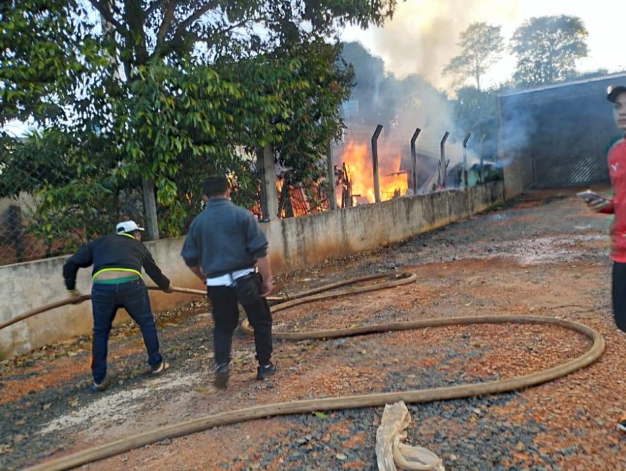 La casa de madera fue consumida muy pronto por el intenso fuego. Gentileza