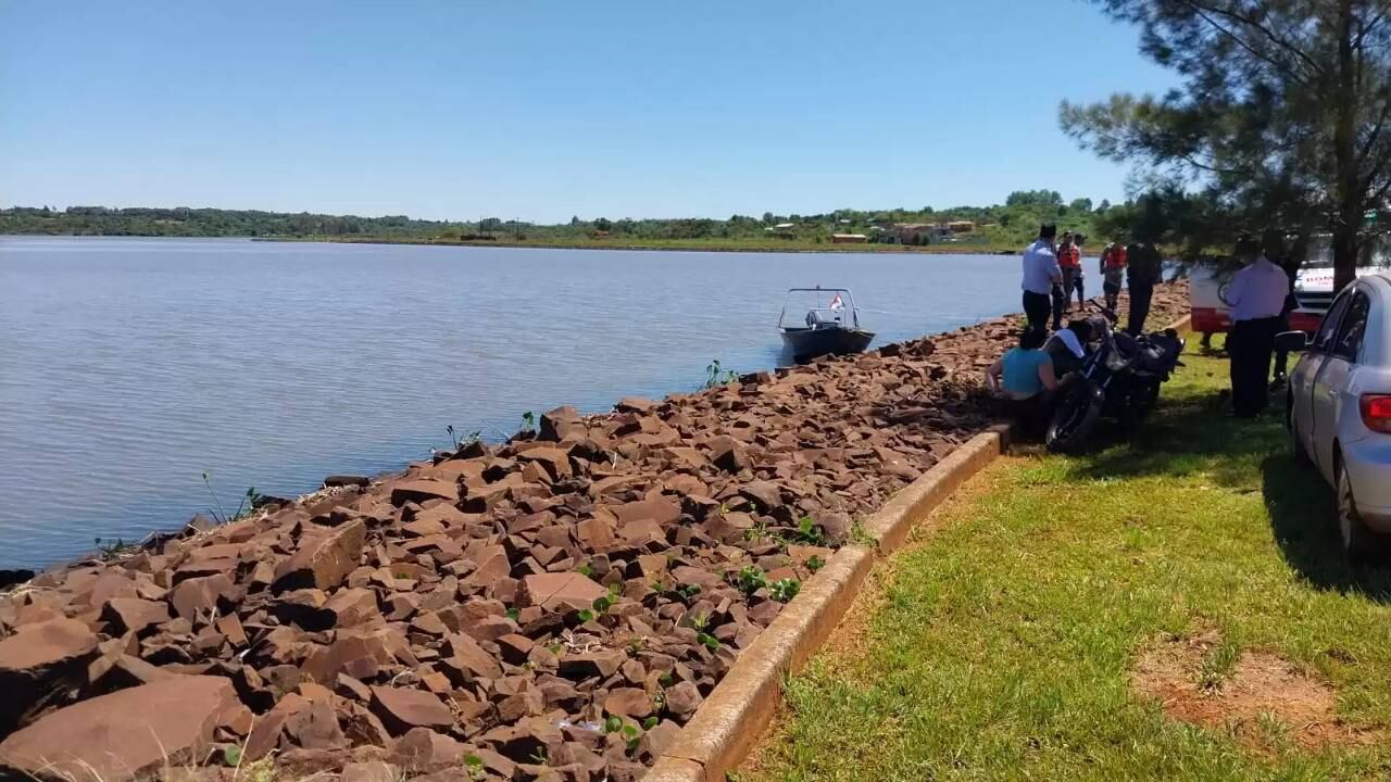 A 20 metros más o menos de la costa fue encontrado el señor, que ayer nomás fue reportado como desaparecido. Gentileza