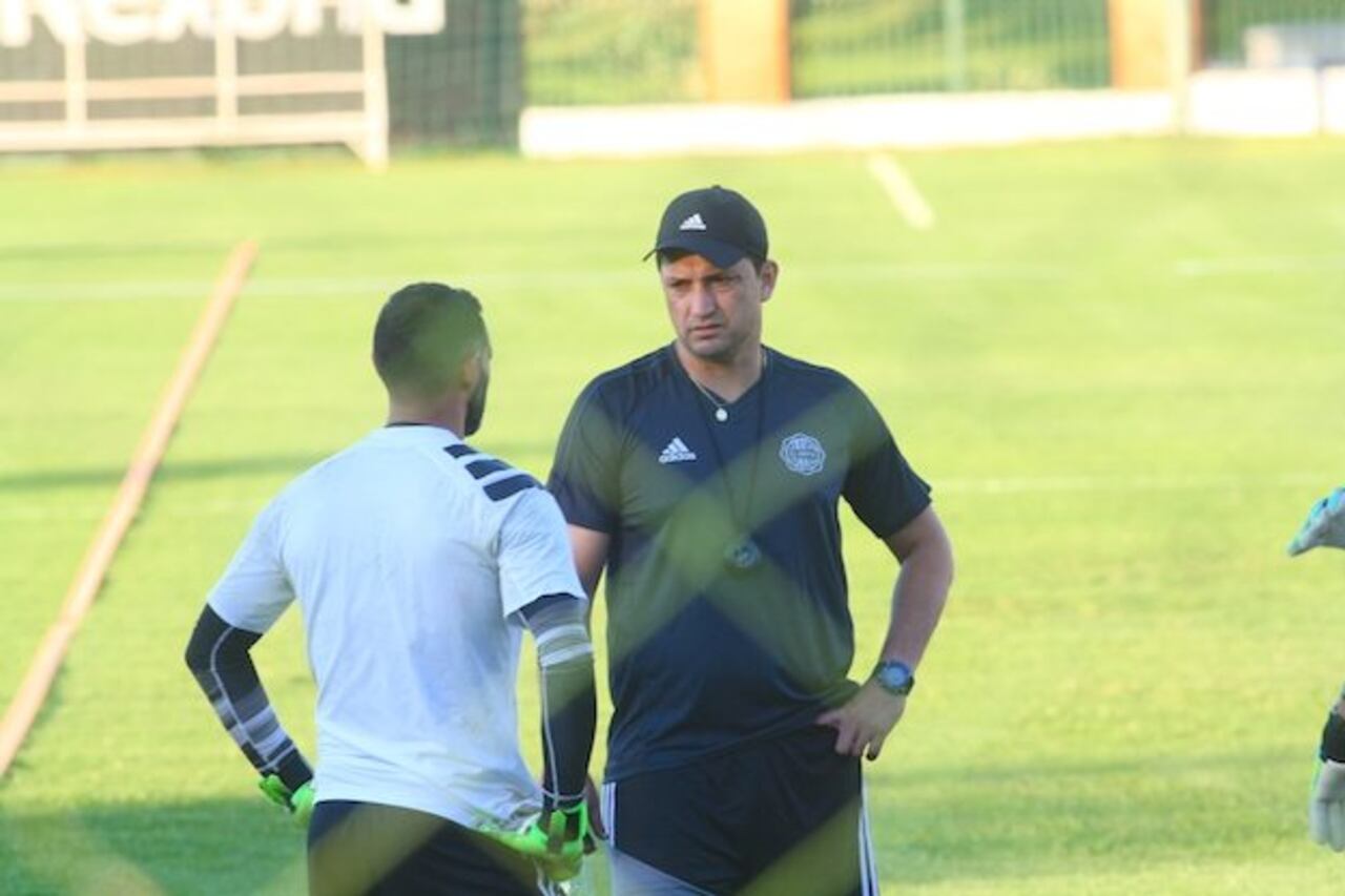CON DIEGO. Barreto se dirige a Aldo en la primera práctica de este último con el plantel franjeado.