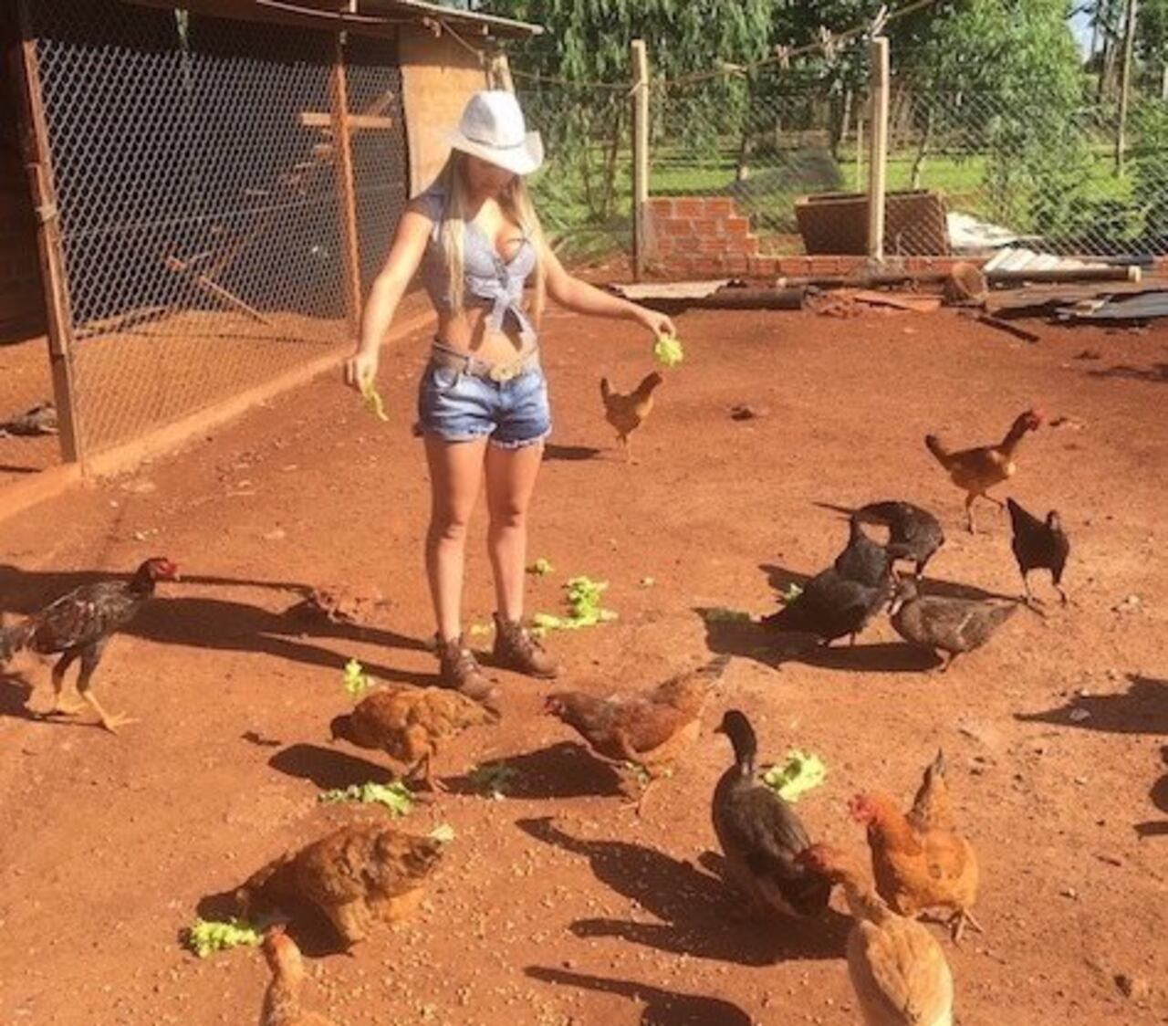 ATENCIÓN. La rubia esteña, alimentando a sus rymba.