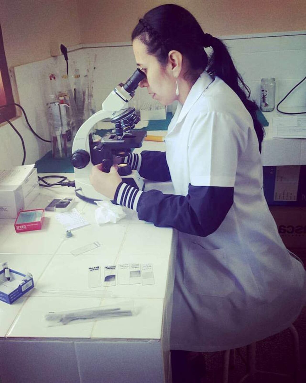 La doctora Lorena Ferreira, en otro momento, en su faceta de bioquímica.
