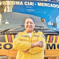 ¡Guapísima! Apaga incendios, canta los finales de semana y maneja un bus