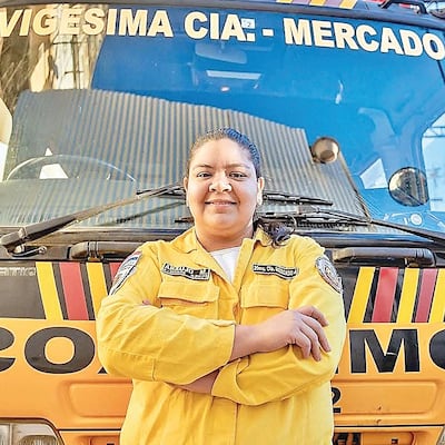 ¡Guapísima! Apaga incendios, canta los finales de semana y maneja un bus