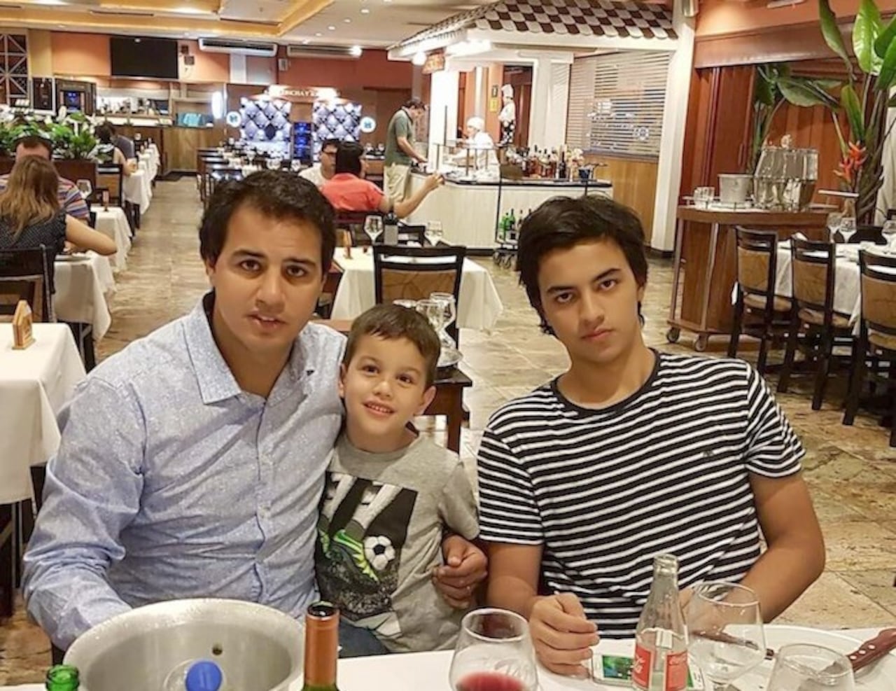 El “Boby”, con sus hijos Nicolás (18) y Gael (9).