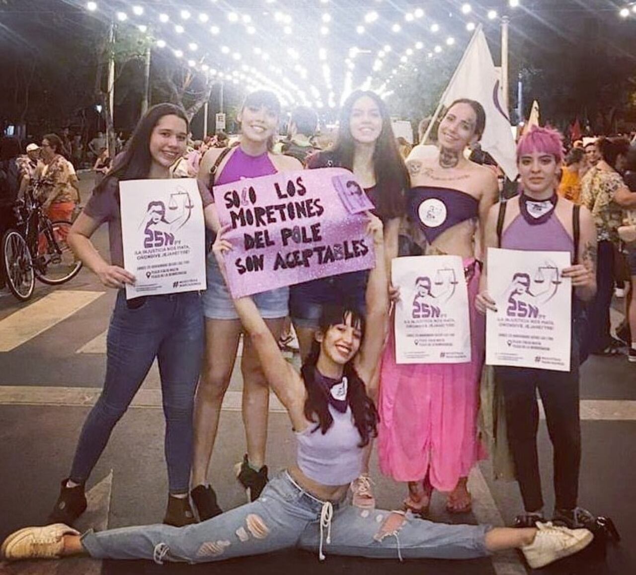 Elena y el grupo de amigas de baile del caño que marcharon junto a otras mujeres el lunes a la tarde.