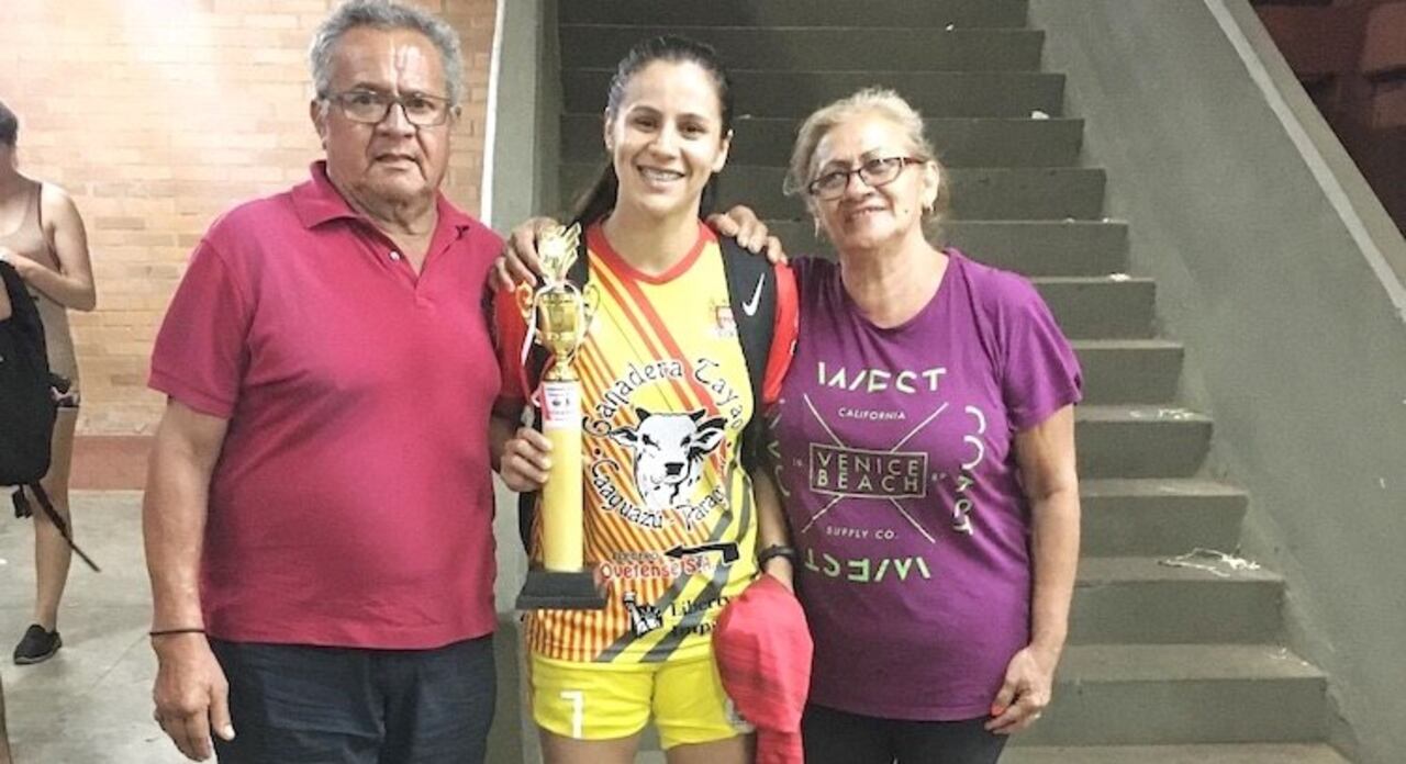 Con sus padres, tras ganar uno de los tantos trofeos en su carrera.