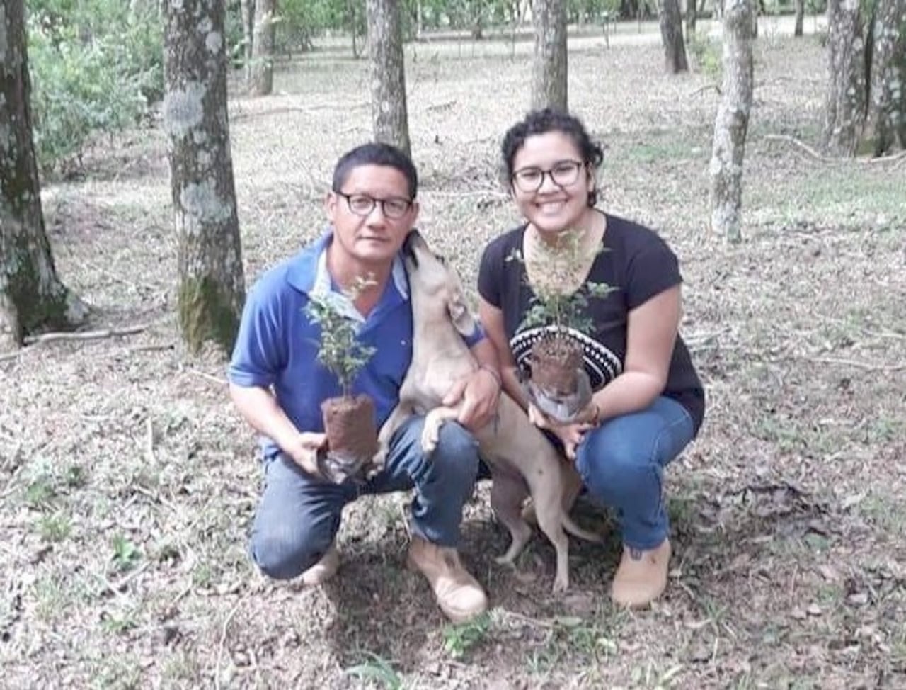 Amorosa es la perrita con sus padres “humanos”.